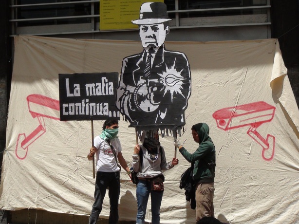 Graffiti artist and protesters at 1 de Mayo